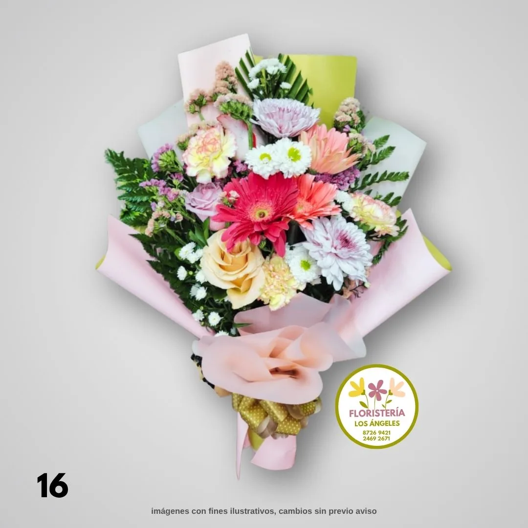 Ramo de flores en tonos coral y crema